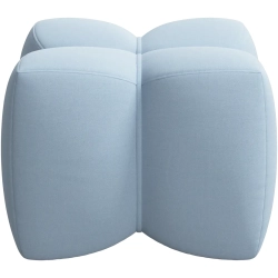 Puf i lysebl� stof