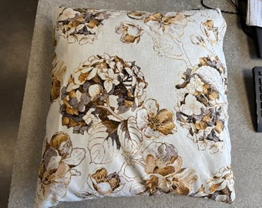 Beige pude med blomster