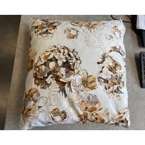 Beige pude med blomster