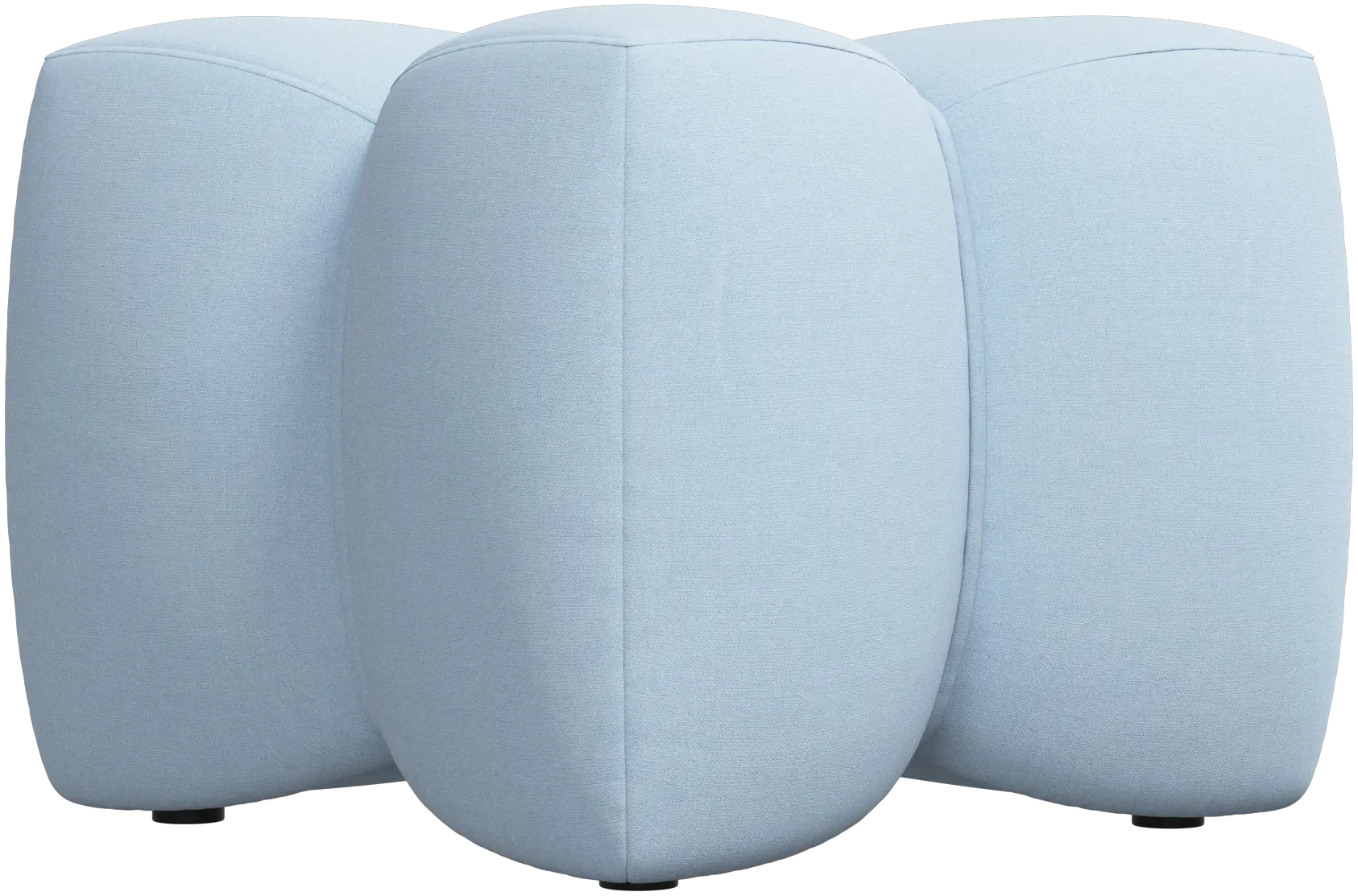 Puf i lysebl� stof