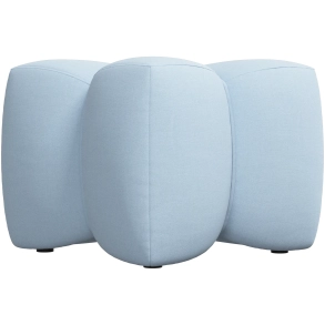 Puf i lysebl� stof