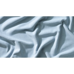 Puf i lysebl� stof